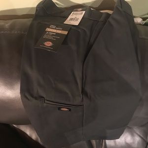 Men’s twill work shorts by Dickies. Size 34